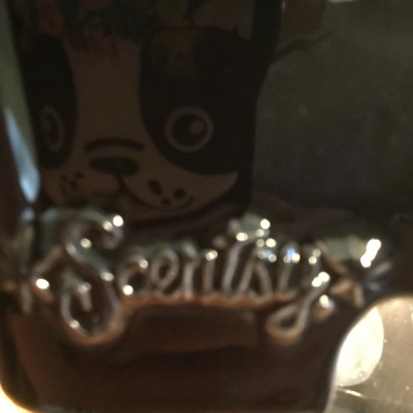 Discontinued Scentsy warmer with Canada display that attaches with a magnet - Picture 4 of 5